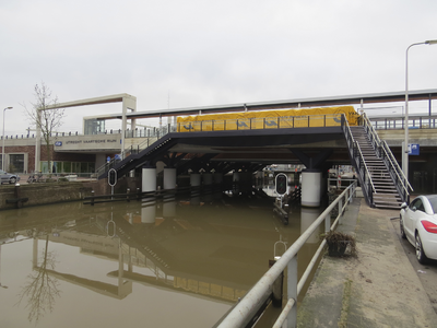 907174 Gezicht op de afrondende werkzaamheden van de bouw van het nieuwe station Utrecht Vaartsche Rijn, vanaf de ...